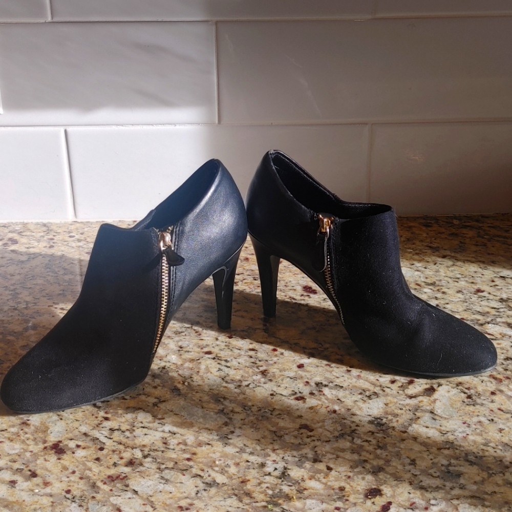 Women's black Dex Flex Comfort 7 1/2 with gold zipper stiletto heel